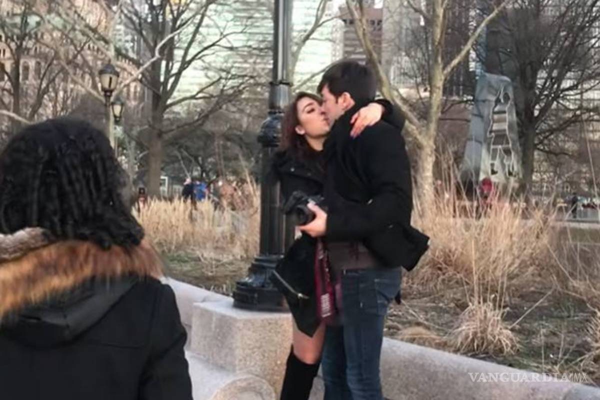 El beso de Danna Paola y Roger González en Nueva York