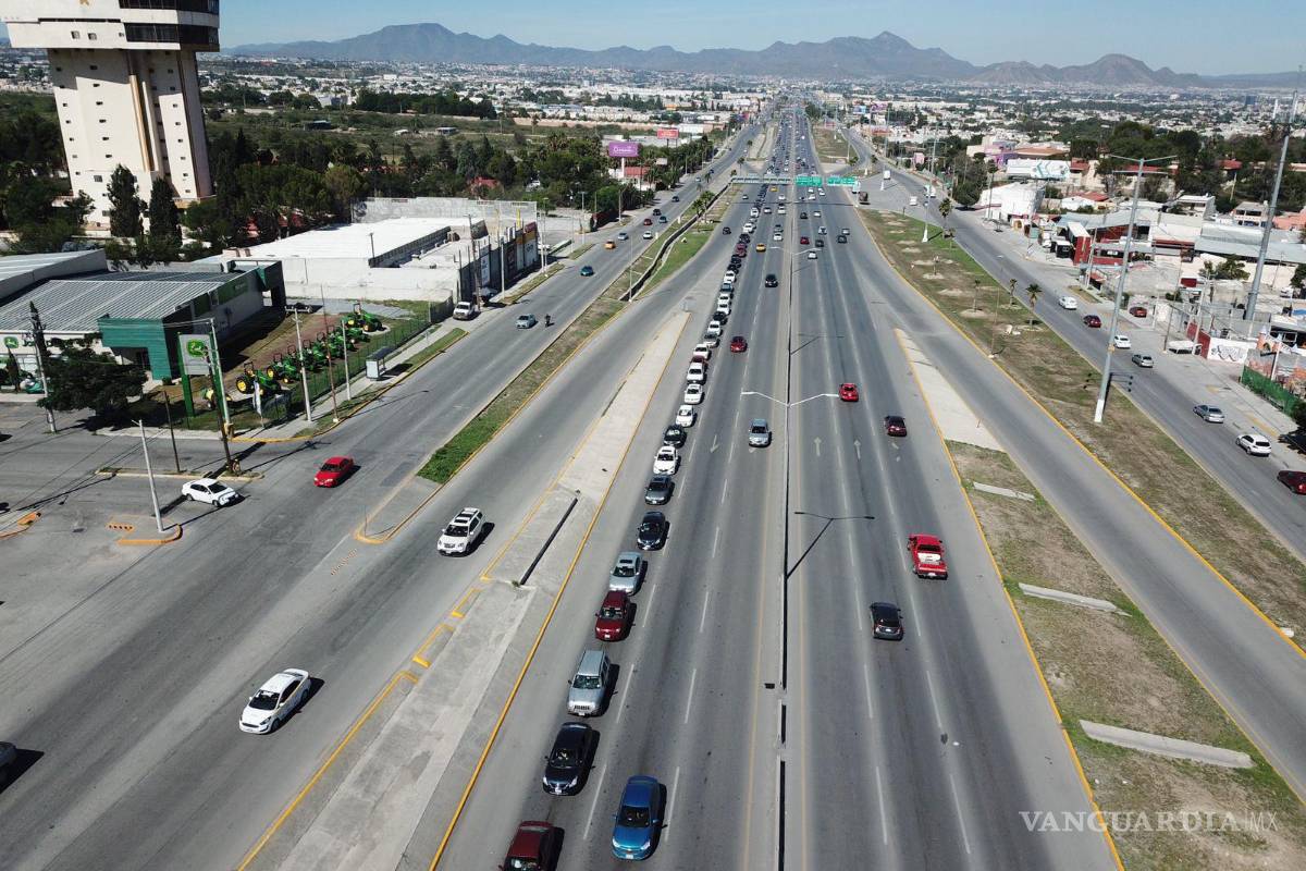 Kilométricas filas en tercer día de vacunación antiCOVID en Saltillo