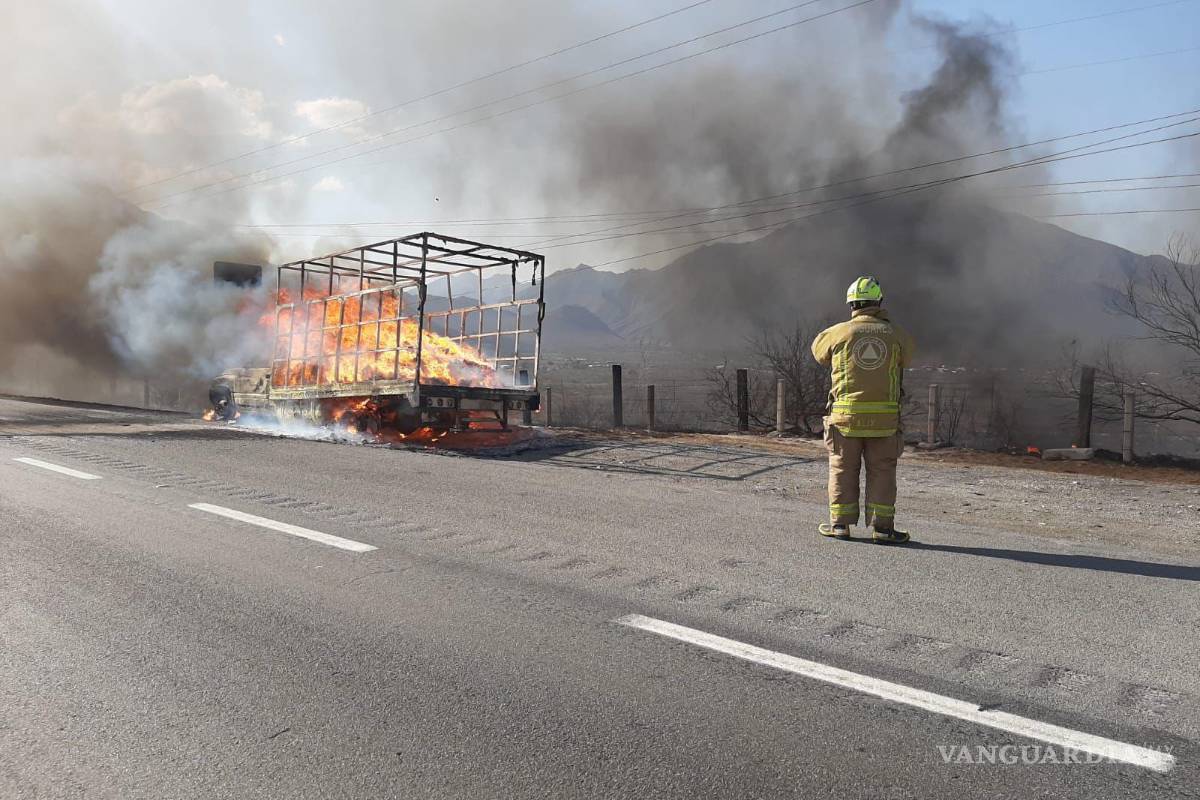 Cierran tramo de la carretera Monterrey-Saltillo por incendio de camión