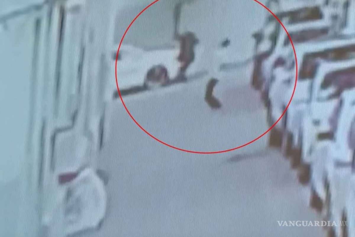 Hombre salva a un bebé que cayó de un quinto piso (VIDEO)
