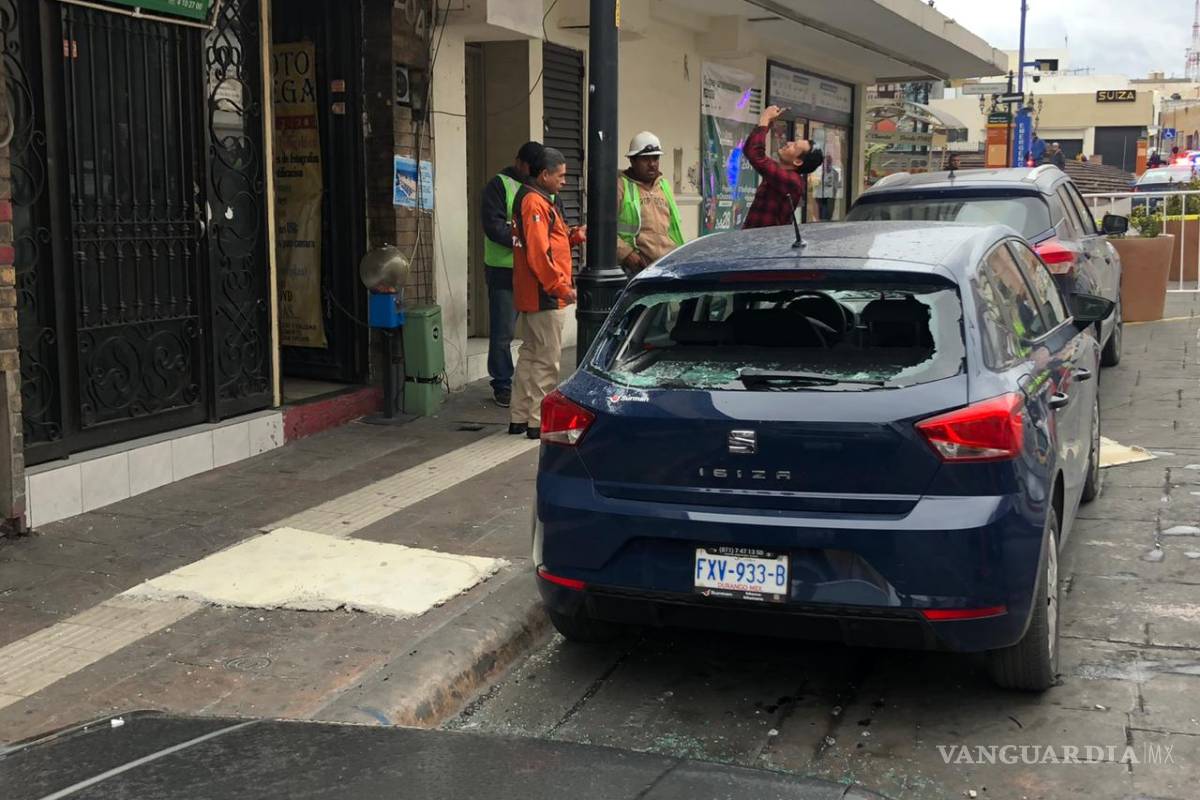 En Saltillo cae estructura de un edificio sobre un carro, ante fuertes vientos en la ciudad