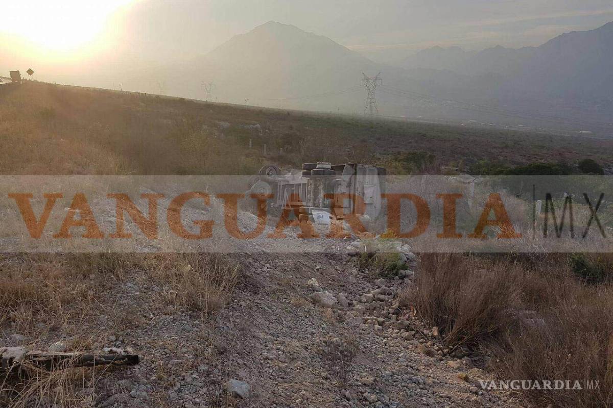 Tráiler choca contra muro central y paraliza la carretera Monterrey - Saltillo