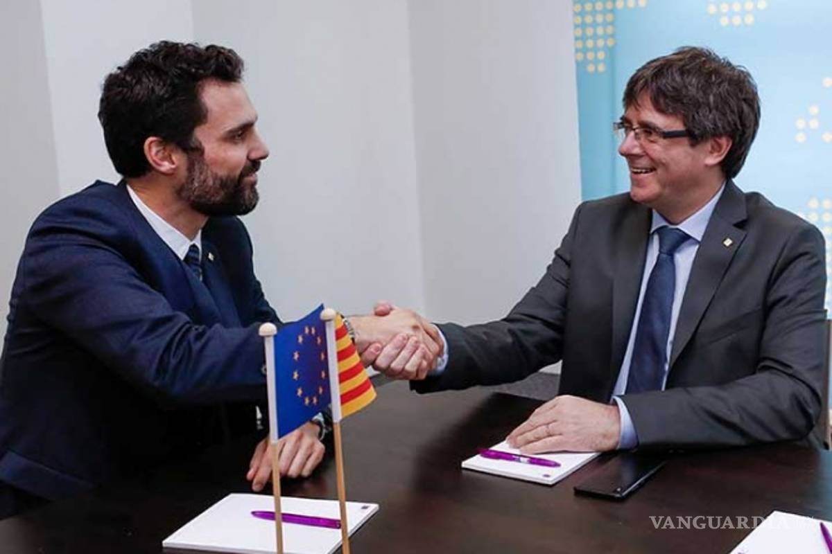 Puigdemont pide ayuda al Parlamento catalán para asistir a investidura