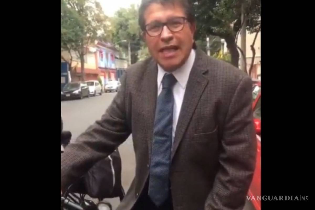 Ricardo Monreal llega en bici al Senado
