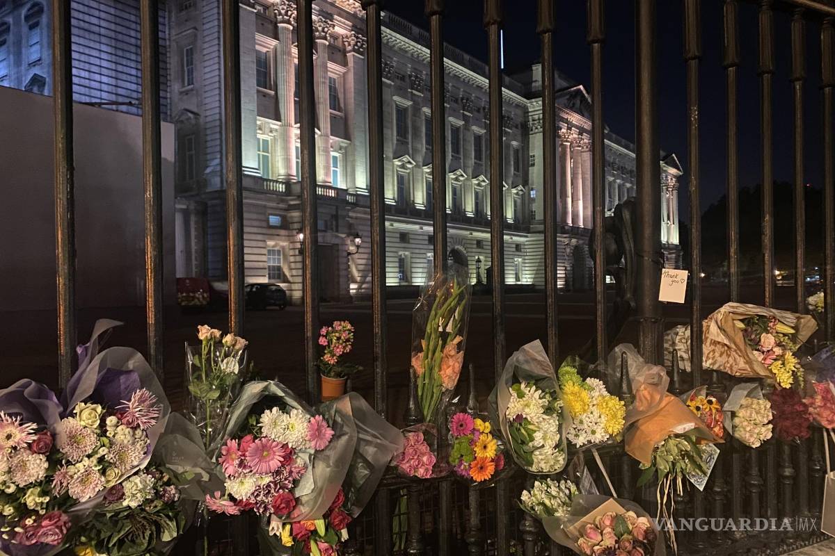 Florece en Buckingham tributo a la reina Isabel II