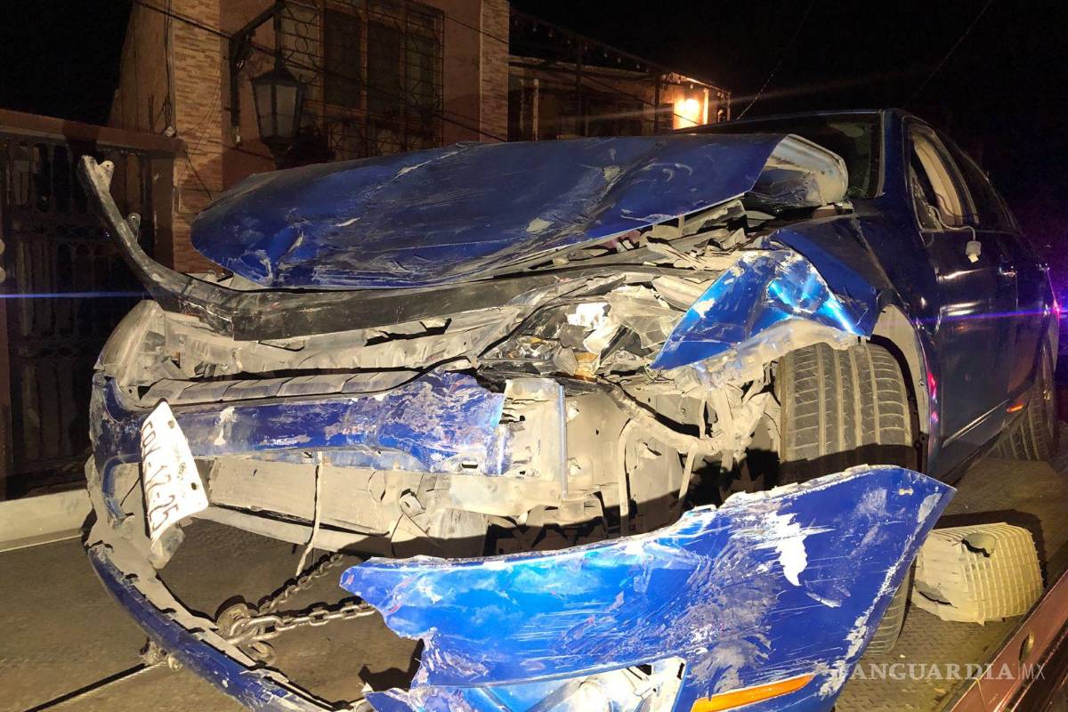 Supuesto policía de Ramos Arizpe en estado de ebriedad choca en la Zona Centro de Saltillo e intenta huir