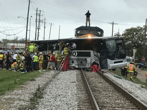 $!Al menos cuatro muertos al colisionar tren y autobús en Mississippi
