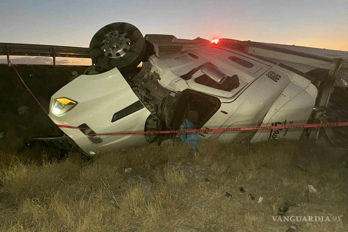 Muere trailero al volcarse sobre la Carretera Federal 57