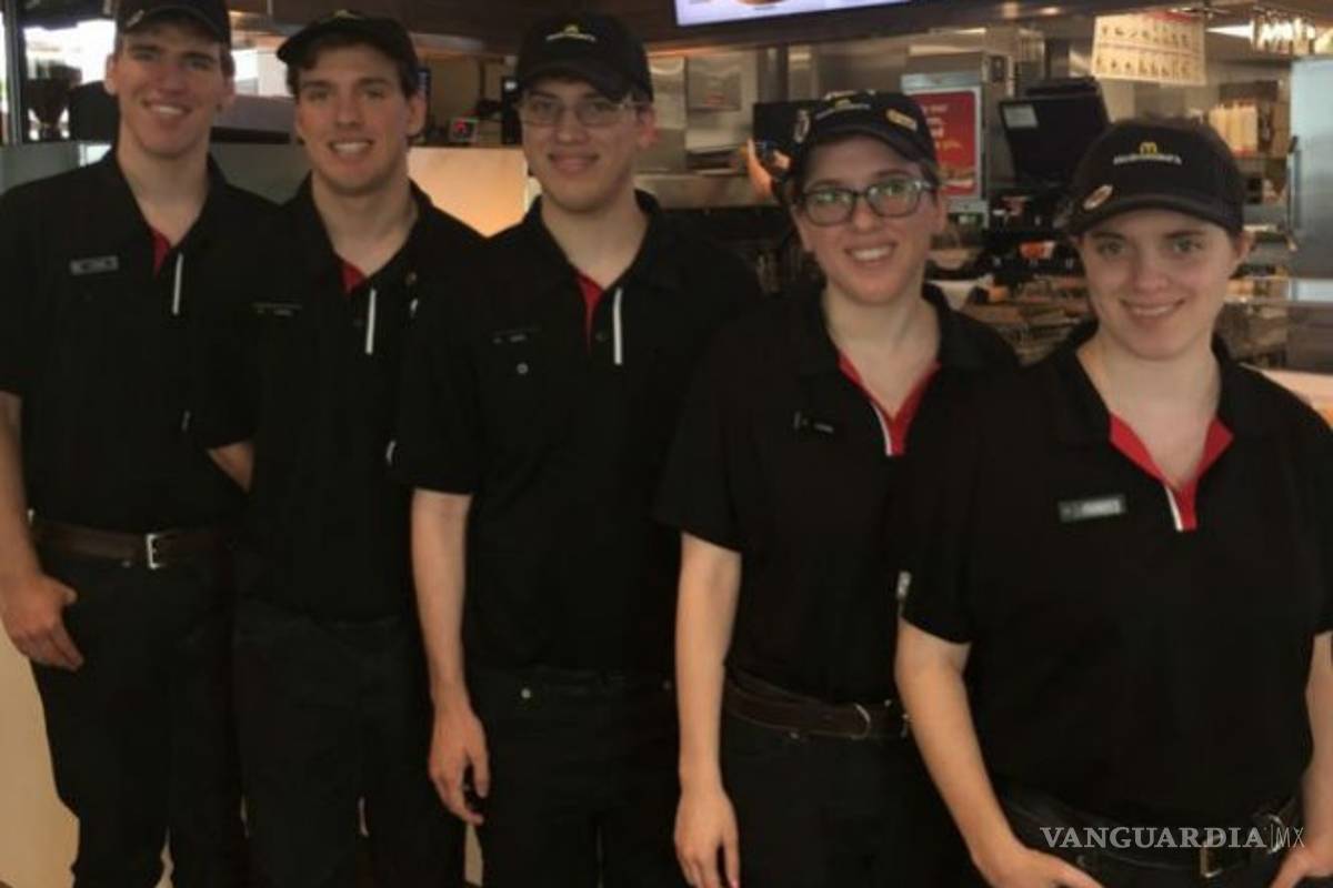 Quintillizos trabajan en el mismo McDonald's