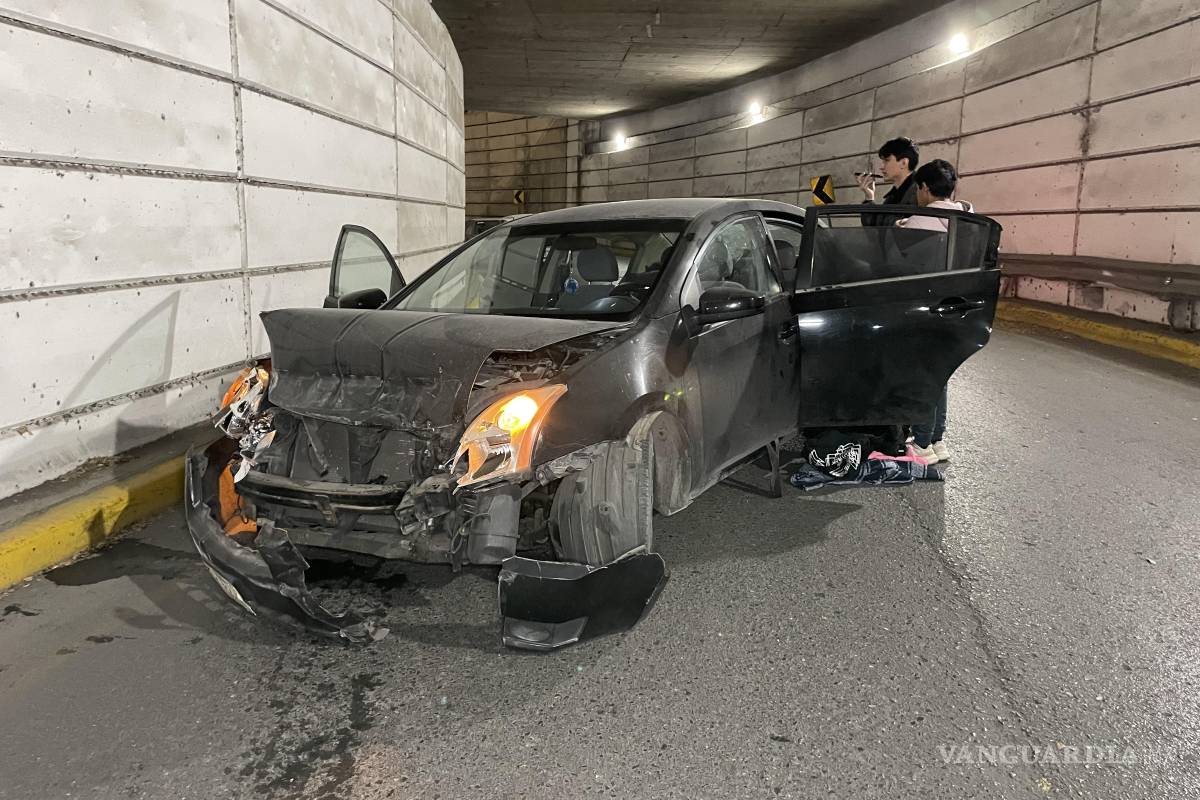 Tres jóvenes resultan heridos en choque en el distribuidor vial Venustiano Carranza