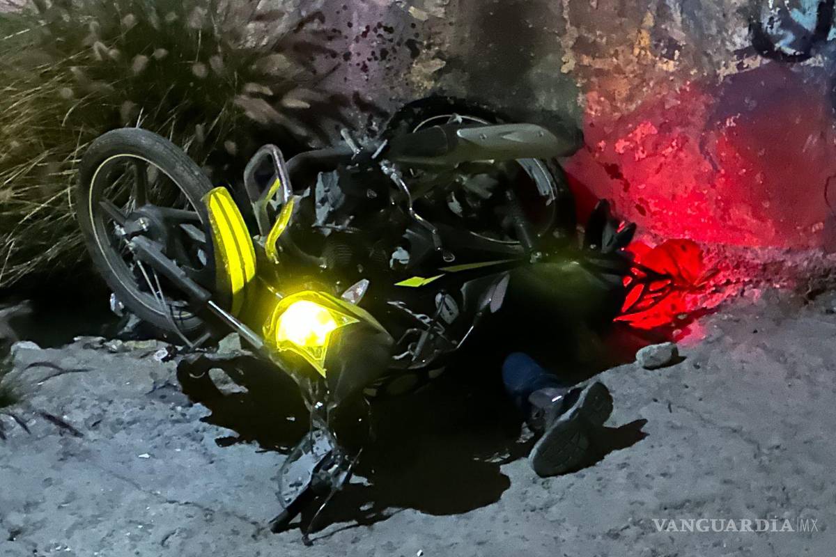 $!El hombre quedó abajo de su moto.