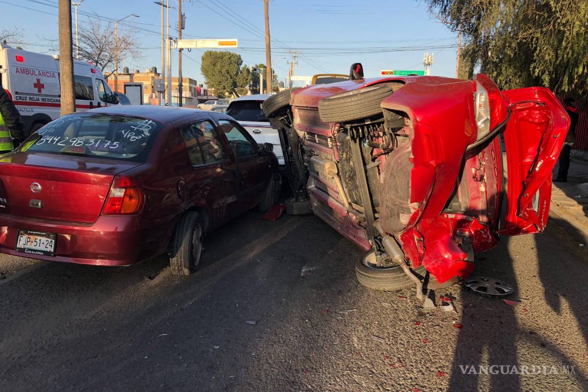 Tras sufrir un infarto cerebral, taxista causa carambola en bulevar Coss de Saltillo