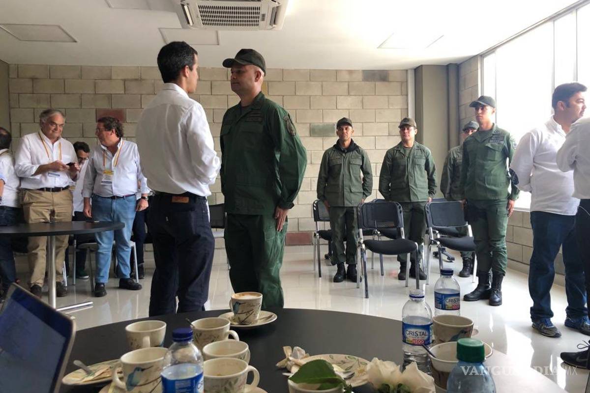 Condena Juan Guaidó la quema de camiones