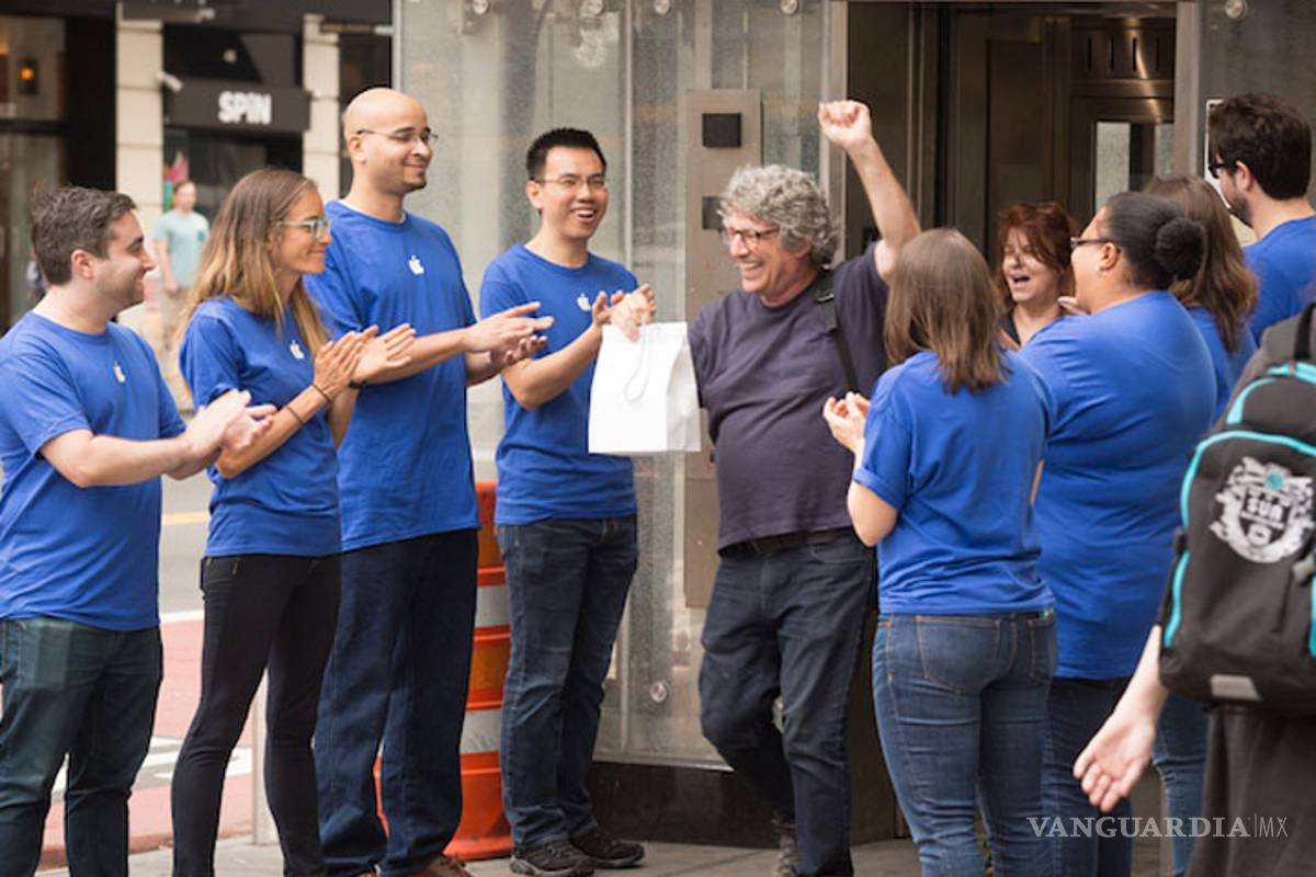 Convierten parada de metro de Nueva York en falsa tienda Apple