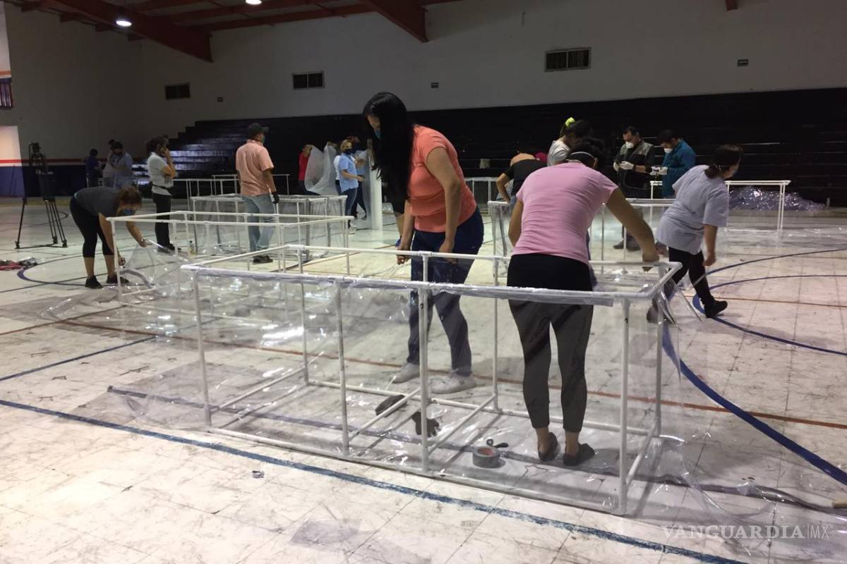 Fabrican 50 cubrecamillas para pacientes de COVID-19 en Monclova