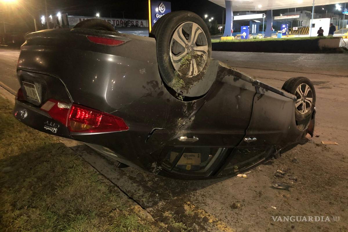 Ebrio termina volcado y sobre el camellón de Fundadores, al oriente de Saltillo