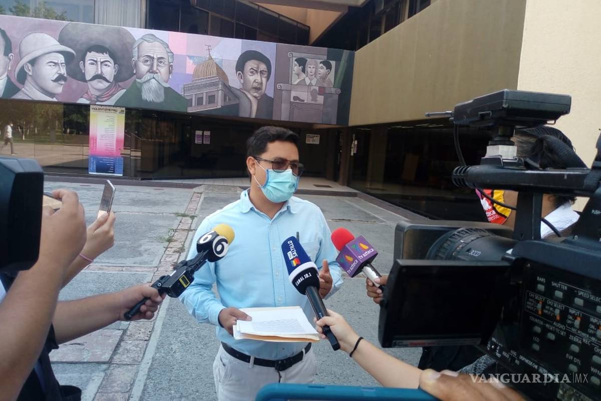 Maestros de inglés protestan por despido en la SEDU