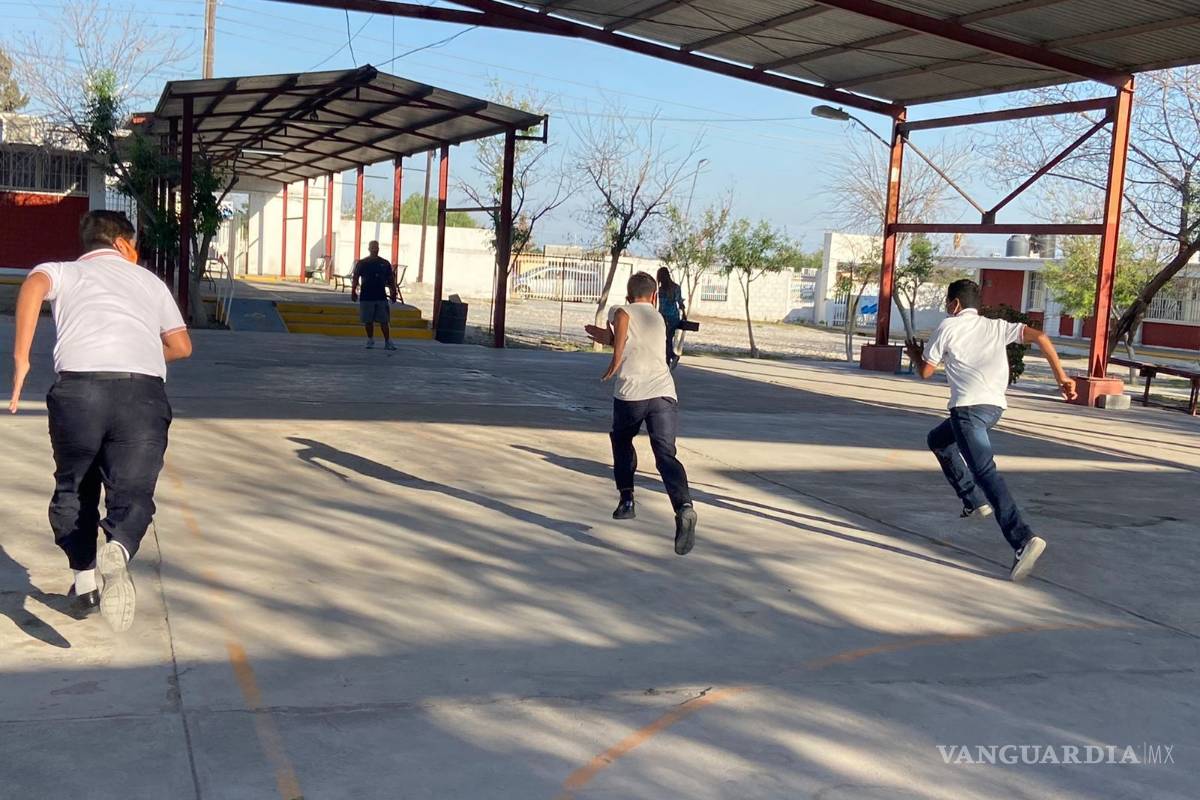 Regresa el bullicio a los salones y gritos en patios y corredores de escuelas en La Laguna