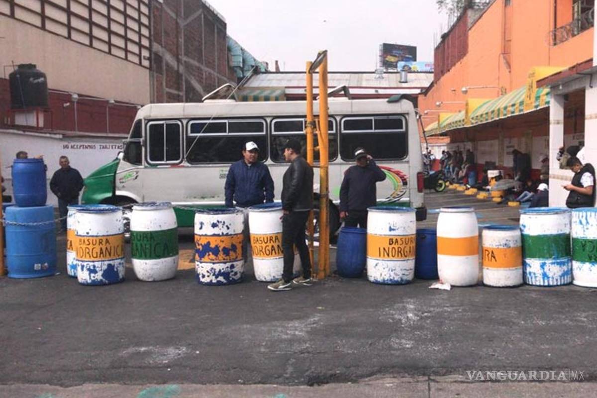 $!Se arma zafarrancho durante desalojo de taquería en CDMX