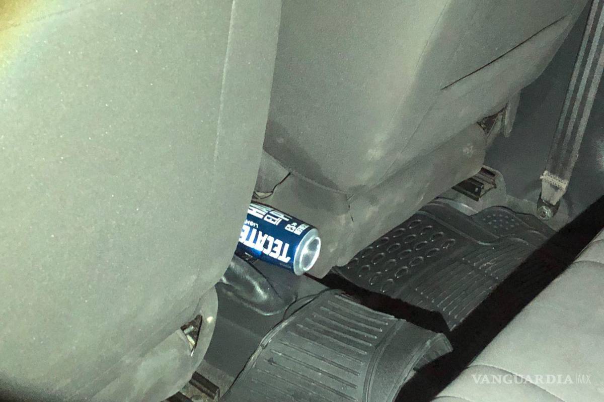 $!Botella de bebida alcohólica es encontrada en el interior del vehículo Aveo, aportando pruebas adicionales a la presunta intoxicación del conductor.