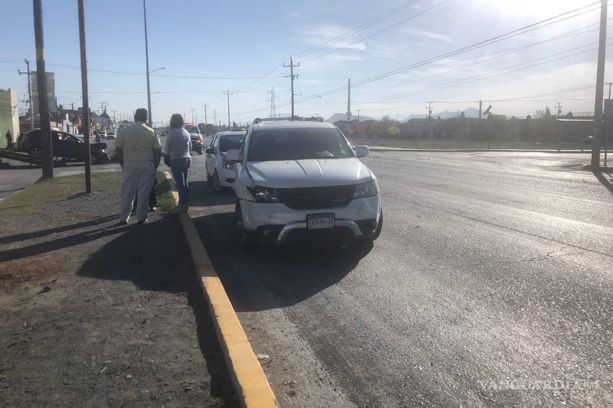 Conductor ocasiona accidente por quitarle derecho de paso a una camioneta en Saltillo