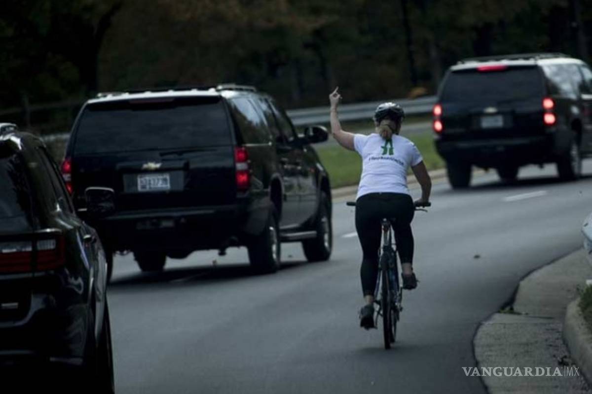 Crean campaña de fondeo para mujer que fue despedida por hacer seña a Trump