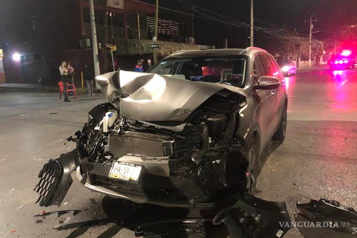 $!Jovencitas dejan inservible su camioneta tras chocar contra otra, en Saltillo
