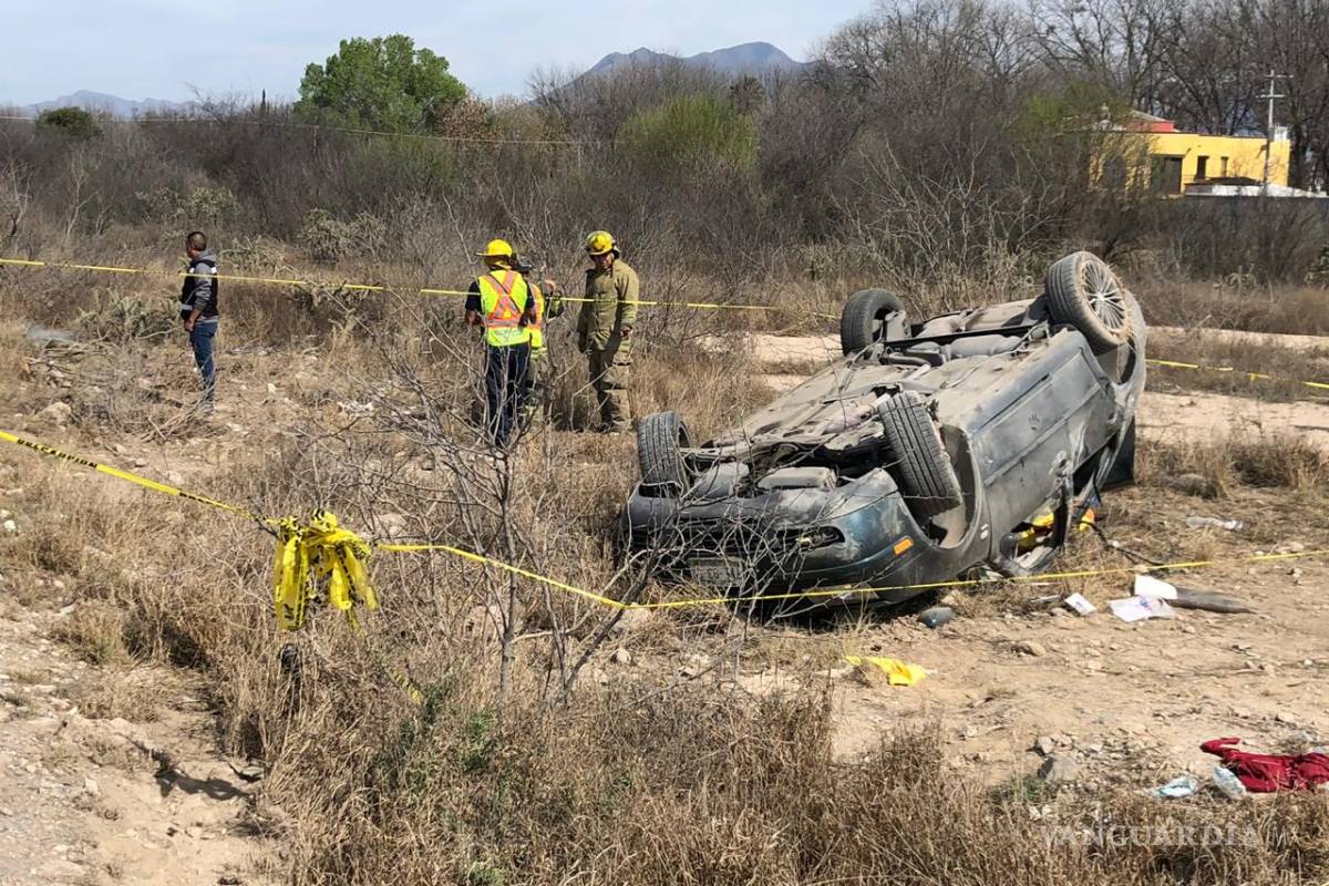 Estudiantes de UANE vuelcan al norte de Saltillo, una joven de 17 años muere en el lugar