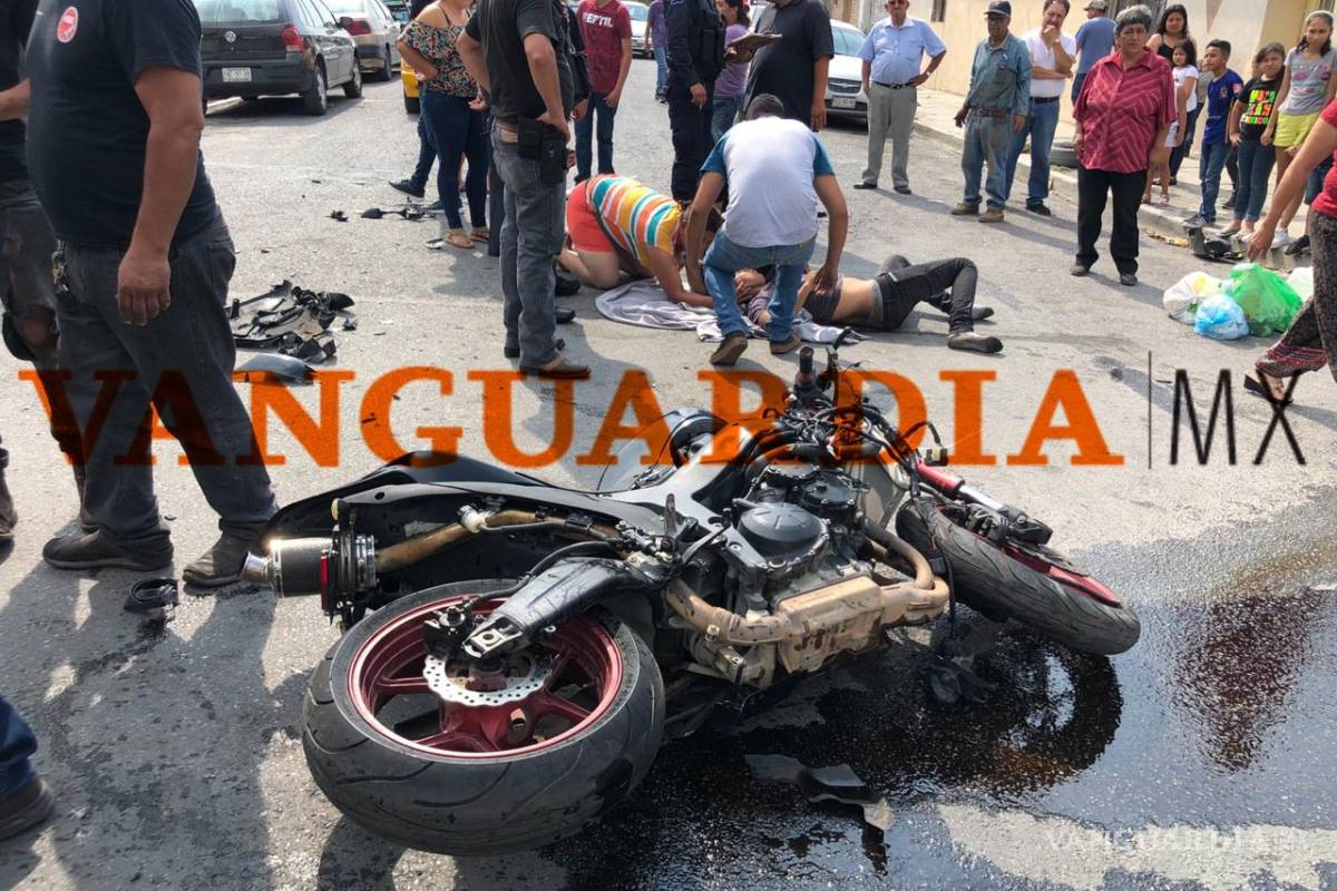 Motociclista queda grave tras accidente en zona Centro; camioneta le quita derecho de paso