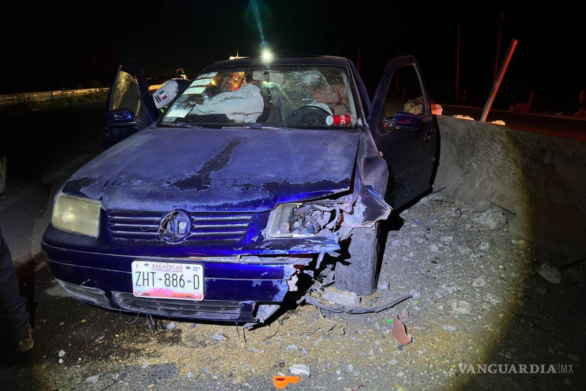 Conductor colisiona contra barra de contención en la carretera a Zacatecas; dos menores terminan lesionados