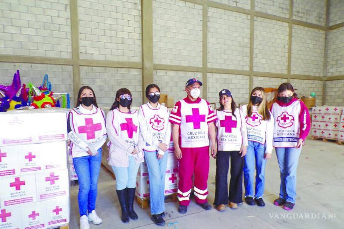 $!Labor. Voluntarios en la Cruz Roja ayudaron para acomodar el metrial en las bodegas.
