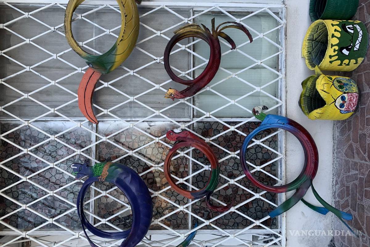 Saltillense elabora con llantas maceteros y hasta salas completas