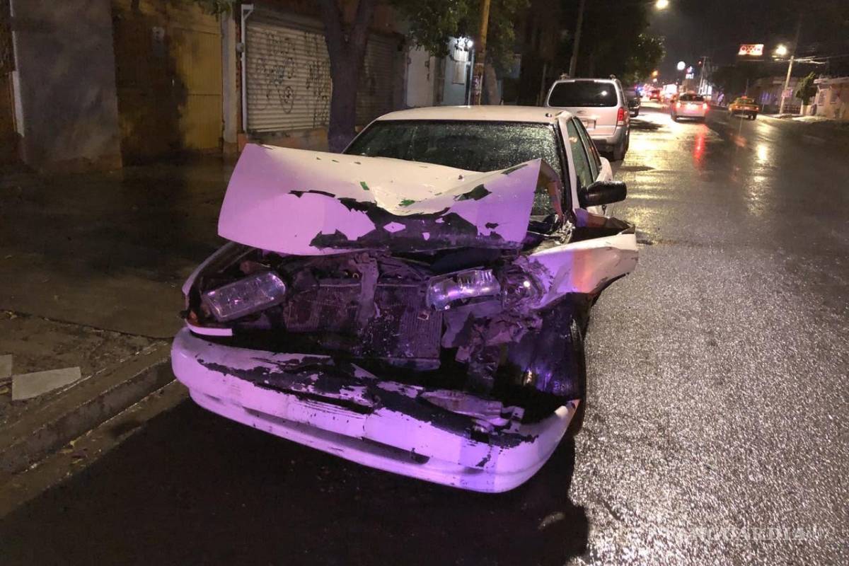 Aparatoso choque en la colonia Guayulera deja coches inservibles