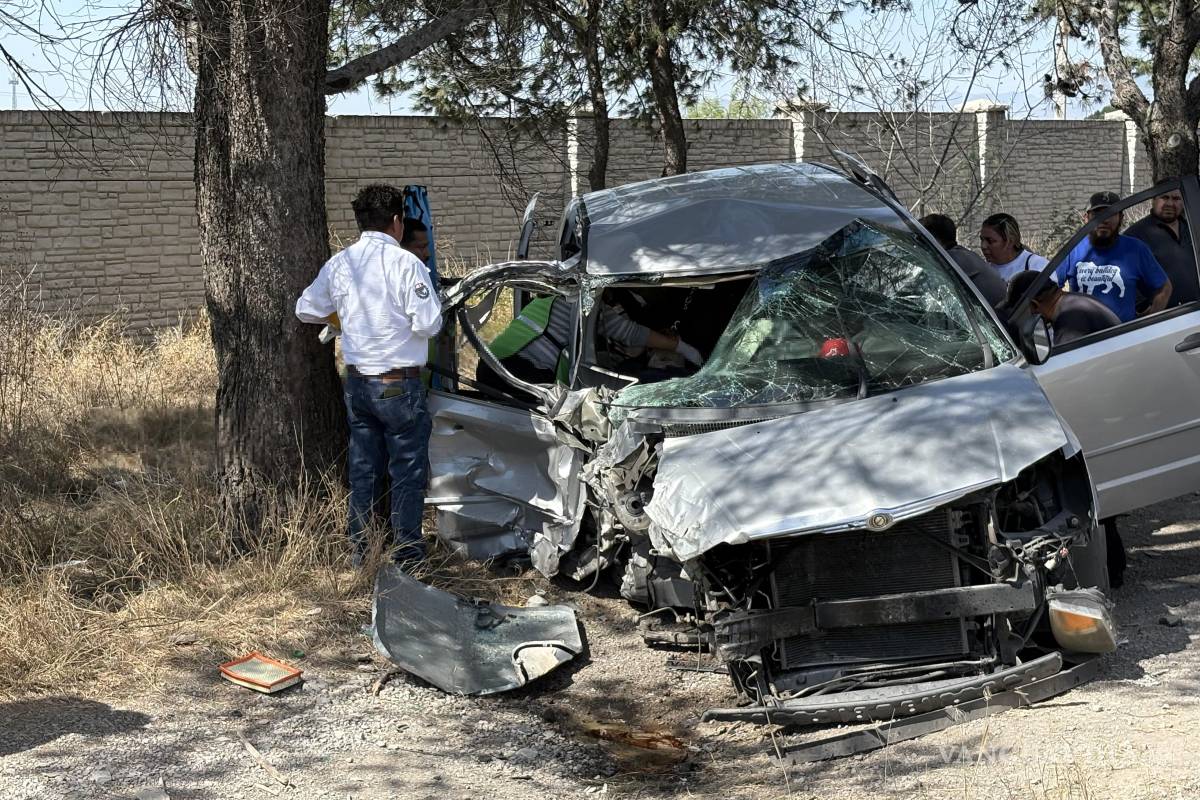 Dormita y provoca aparatoso choque frontal en la Saltillo- Zacatecas; dos personas lesionadas