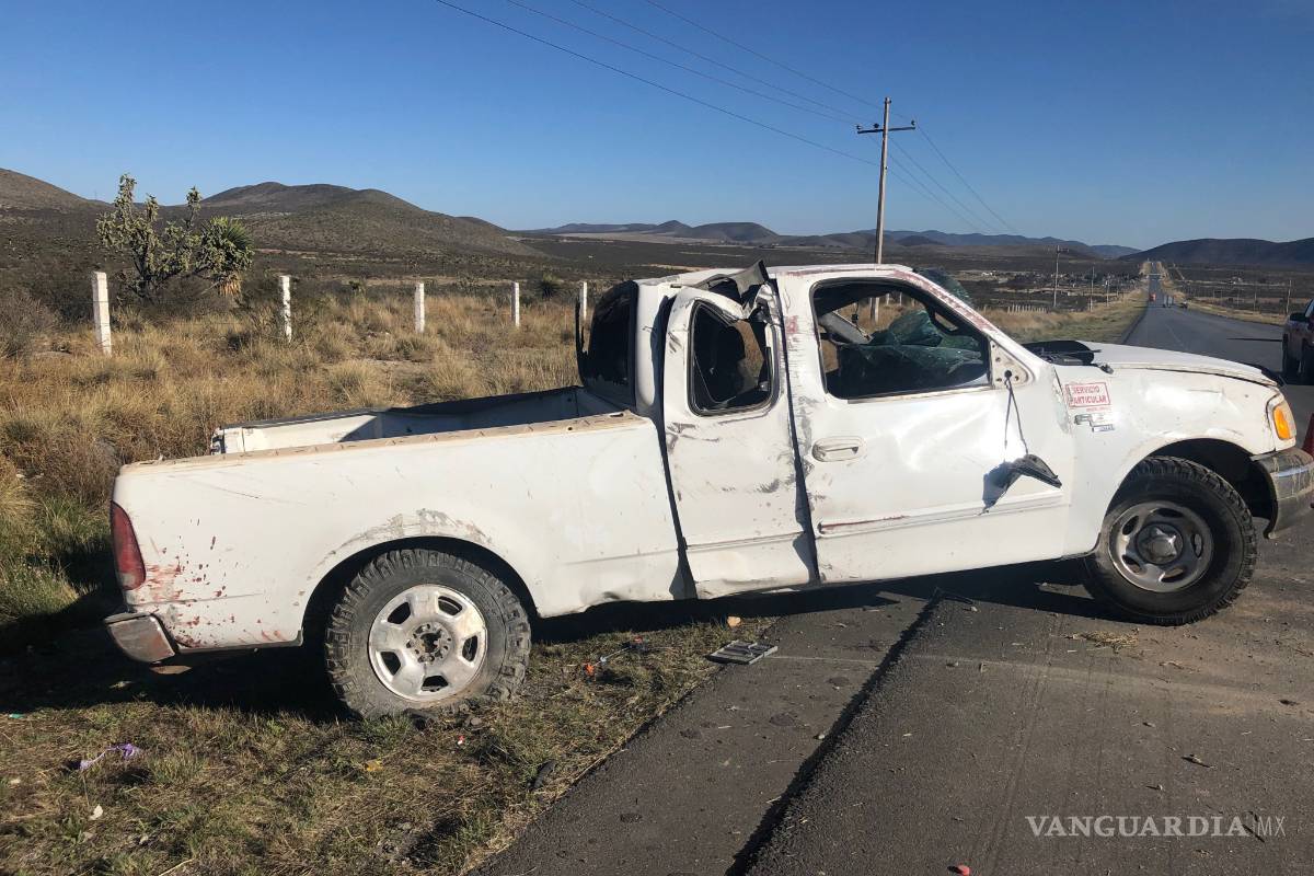 Conductor y copiloto iban ‘como el diablo’; vuelcan camioneta en carretera a Zacatecas