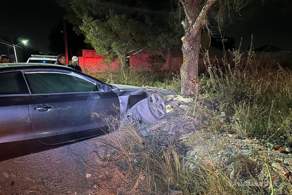 Acelerado choca contra árbol tras pasar vibrador en Lomas de Lourdes, de Saltillo