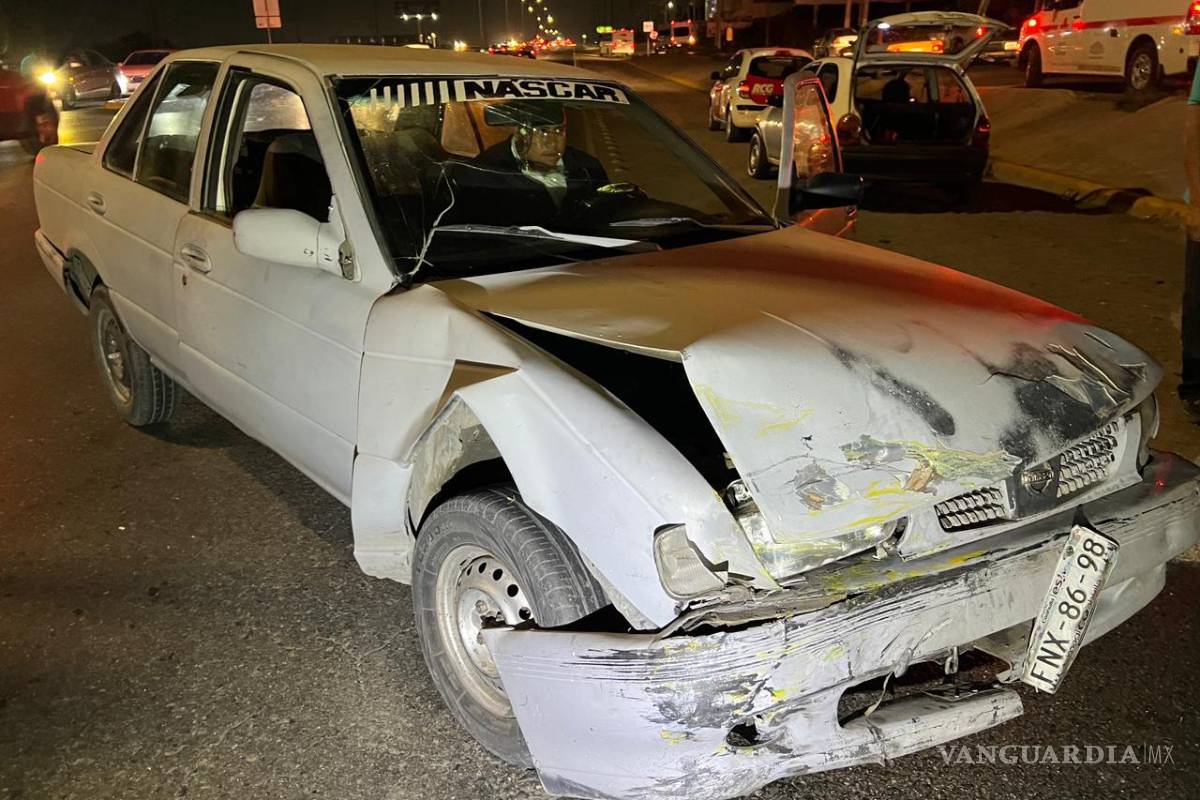 Taxista y su familia resultan heridos en percance al sur de Saltillo
