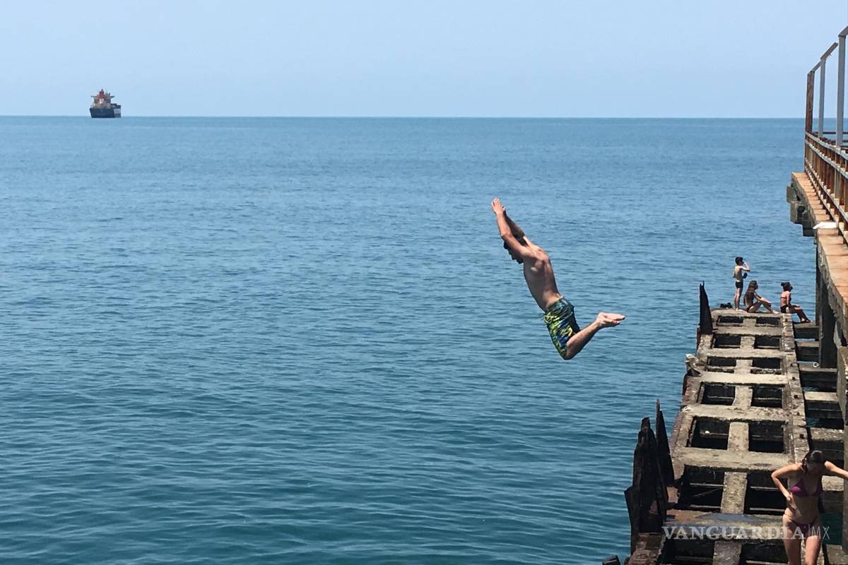 $!Disfrutando de las aguas del mar Negro en Batumi. EFE/Misha Vignanski
