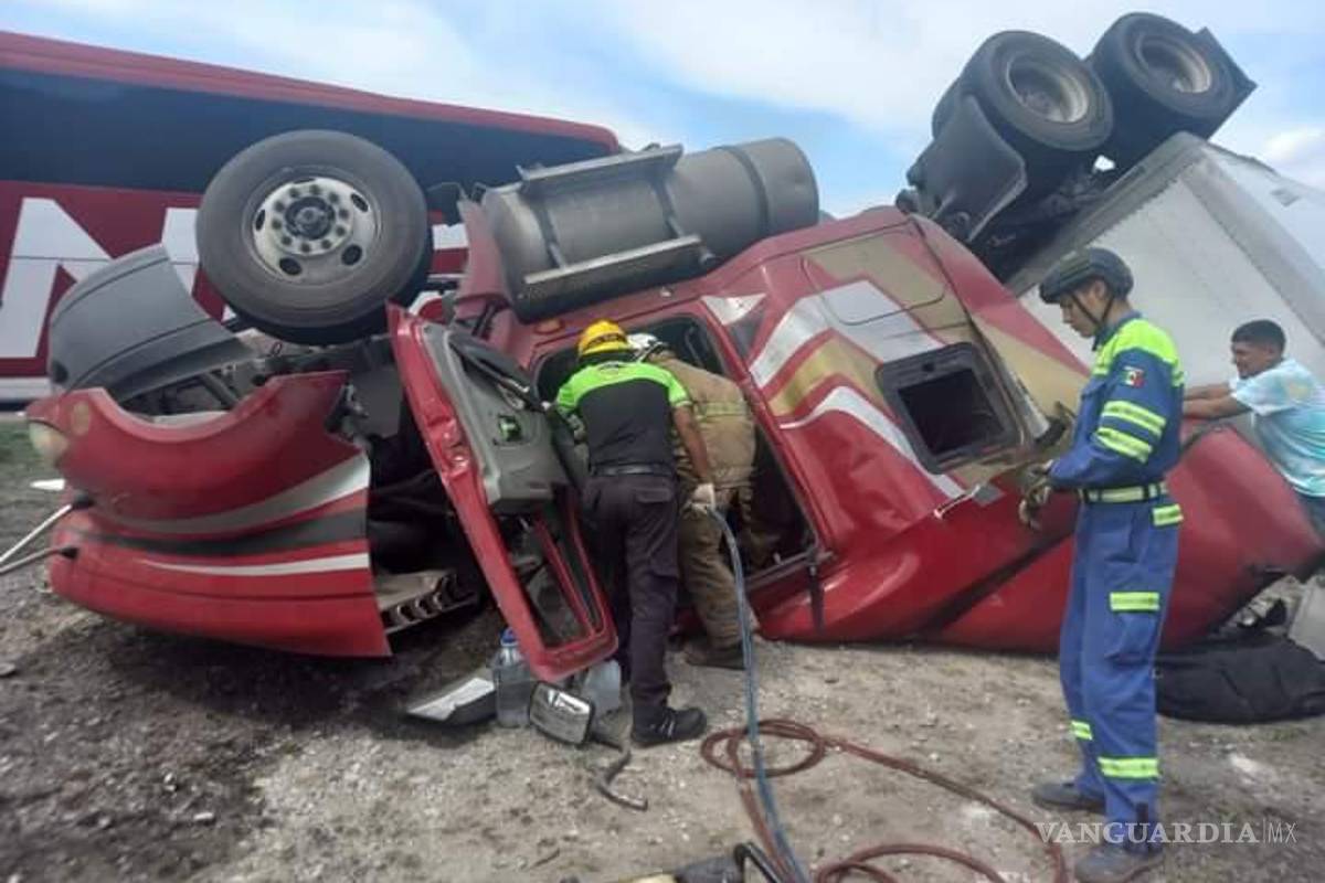 Trailero termina prensado tras volcar en la carretera Monterrey-Saltillo