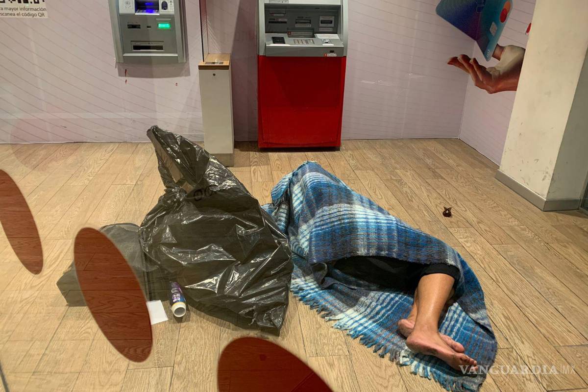 Personas en situación de calle utilizan cajeros automáticos de Saltillo como refugio