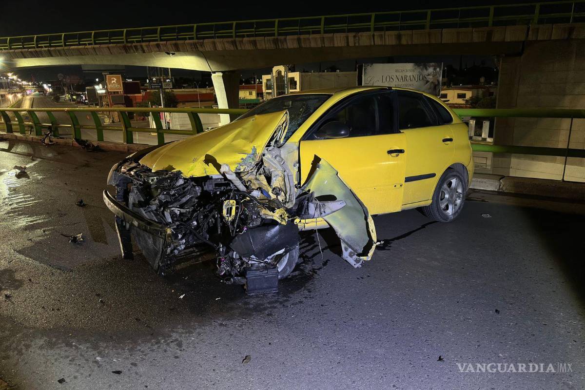 Acelerado destroza su auto tras impactarse contra un muro de contención en Saltillo; iba alcoholizado