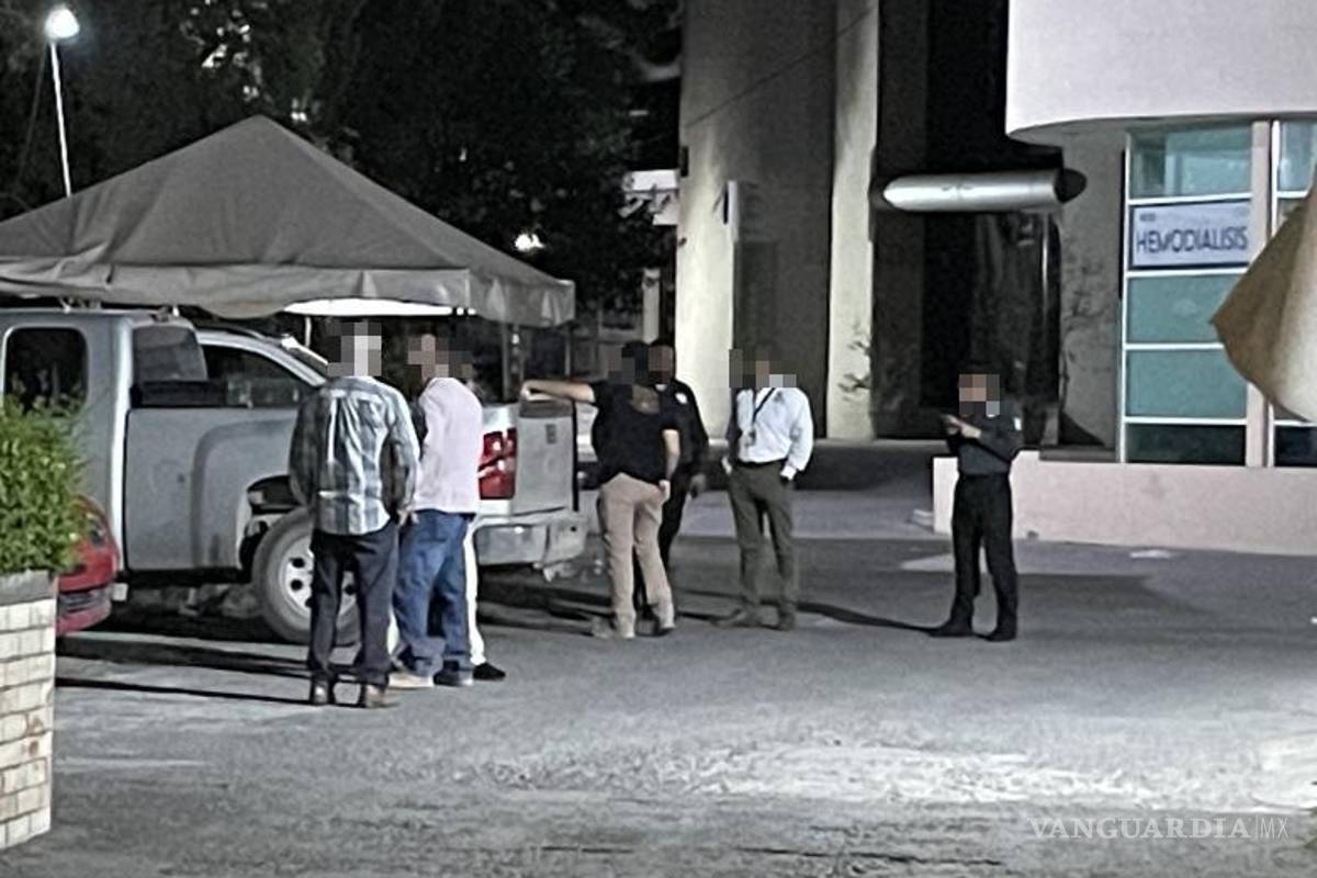 $!La camioneta en la que fue trasladado apenas alcanzó a llegar al nosocomio.