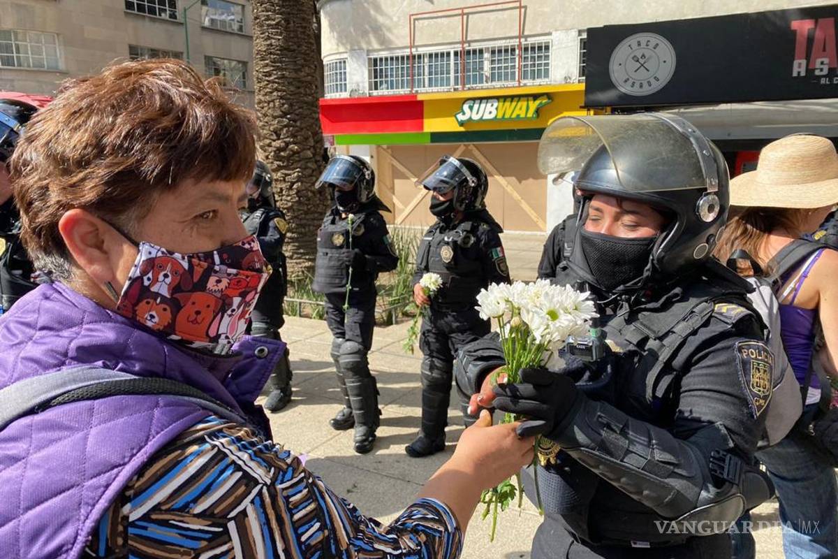 8M: Manifestantes regalan flores a mujeres policías en marcha de la CDMX
