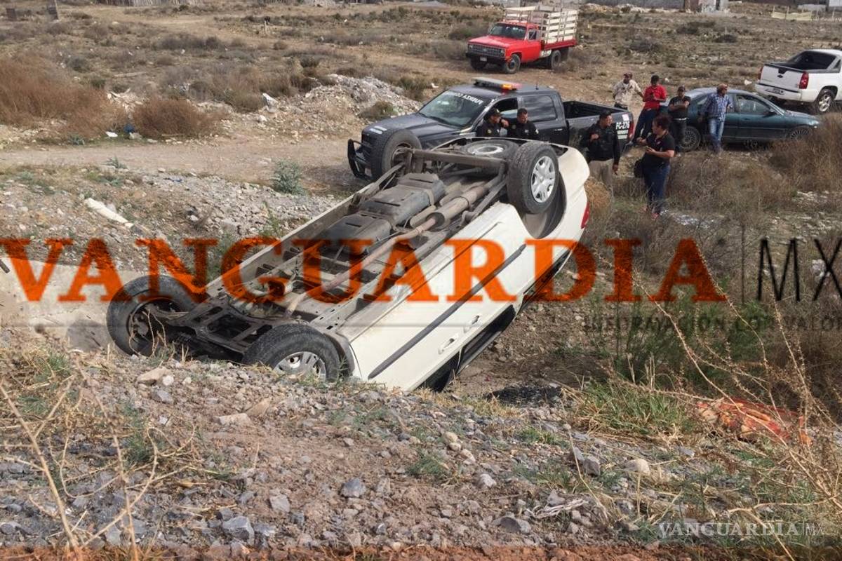 Por exceso de velocidad, mujer vuelca en ejido de Saltillo