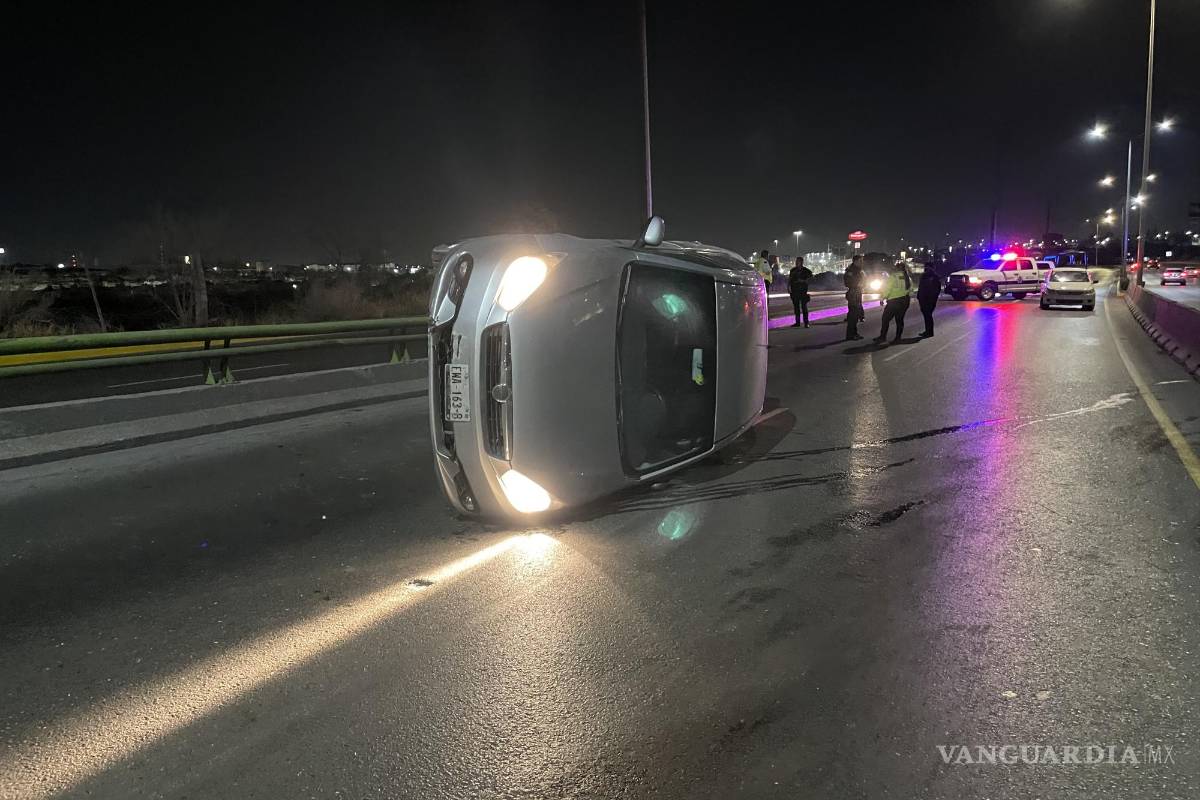 Vuelca su auto en Saltillo por ir con el celular en la mano