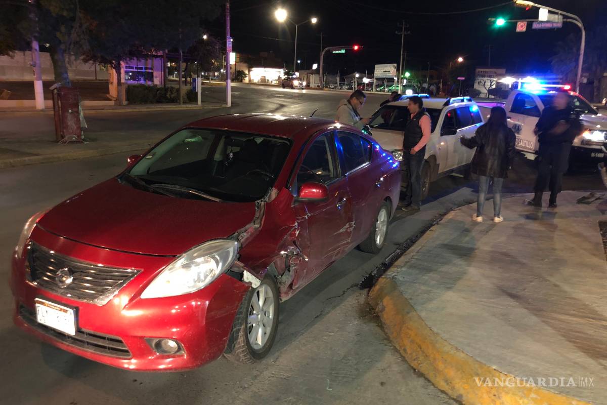 Imprudente conductor ocasiona accidente en la colonia Tulipanes de Saltillo