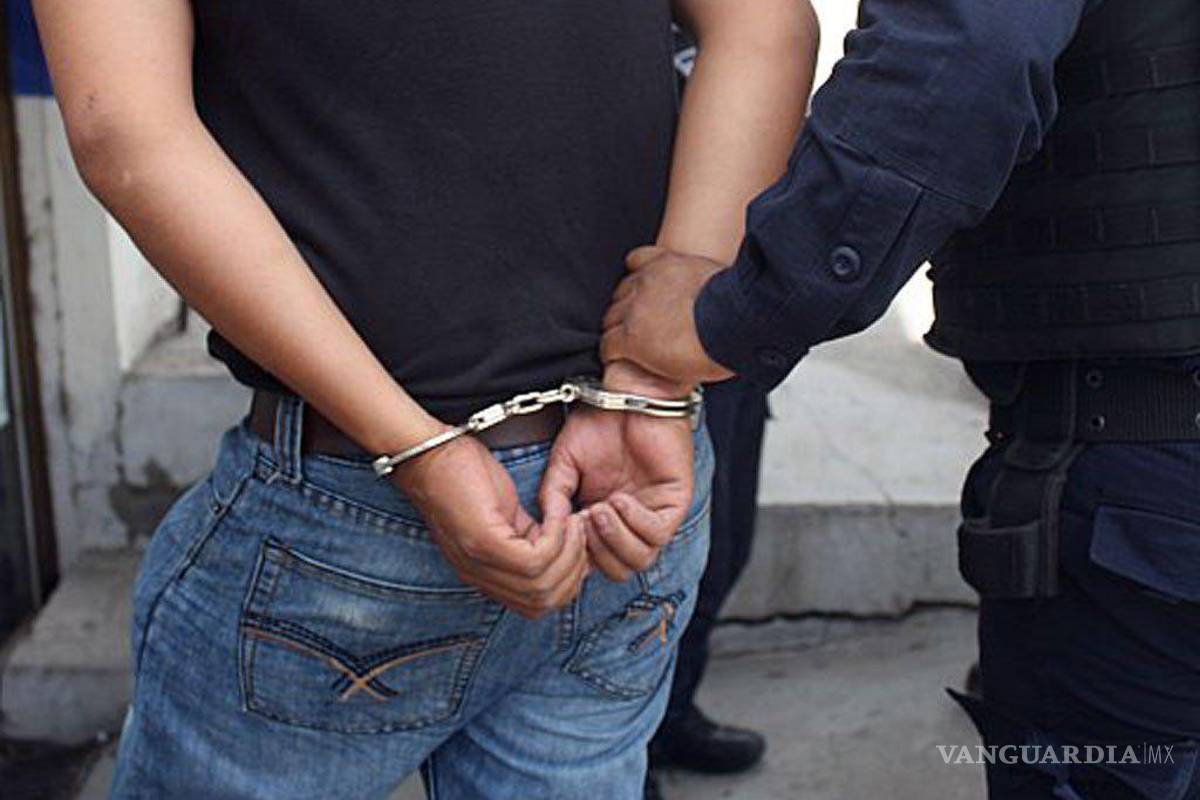 Detienen a dos narcomenudistas armados en la Zona Centro de Saltillo