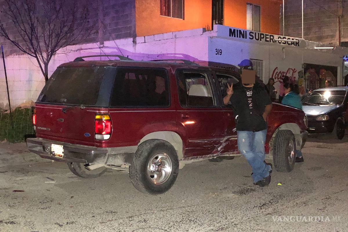 Saltillo: imprudente conductor se pasa el alto y proyecta vehículo contra poste de concreto