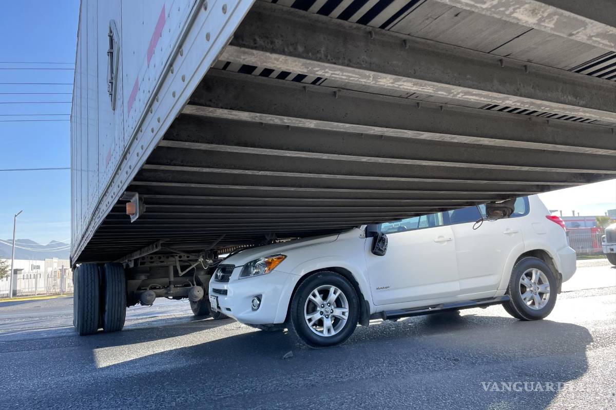 Sobrevive de milagro; se mete abajo de tráiler en el Libramiento OFT
