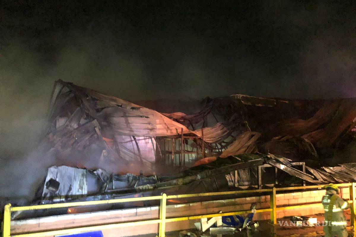$!Tras horas de trabajo, las llamas fueron sofocadas, evitando una mayor tragedia.